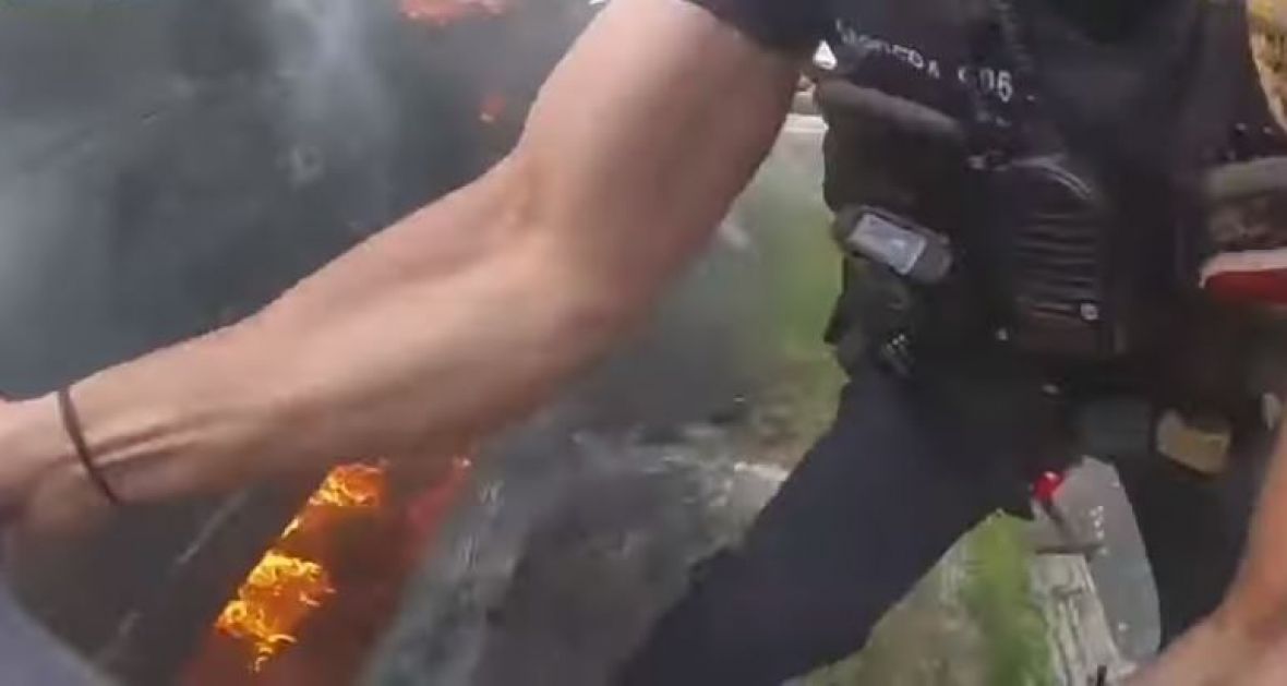 Youtube/Screenshot/Hrabri policajci izvukli čovjeka iz gorućeg vozila