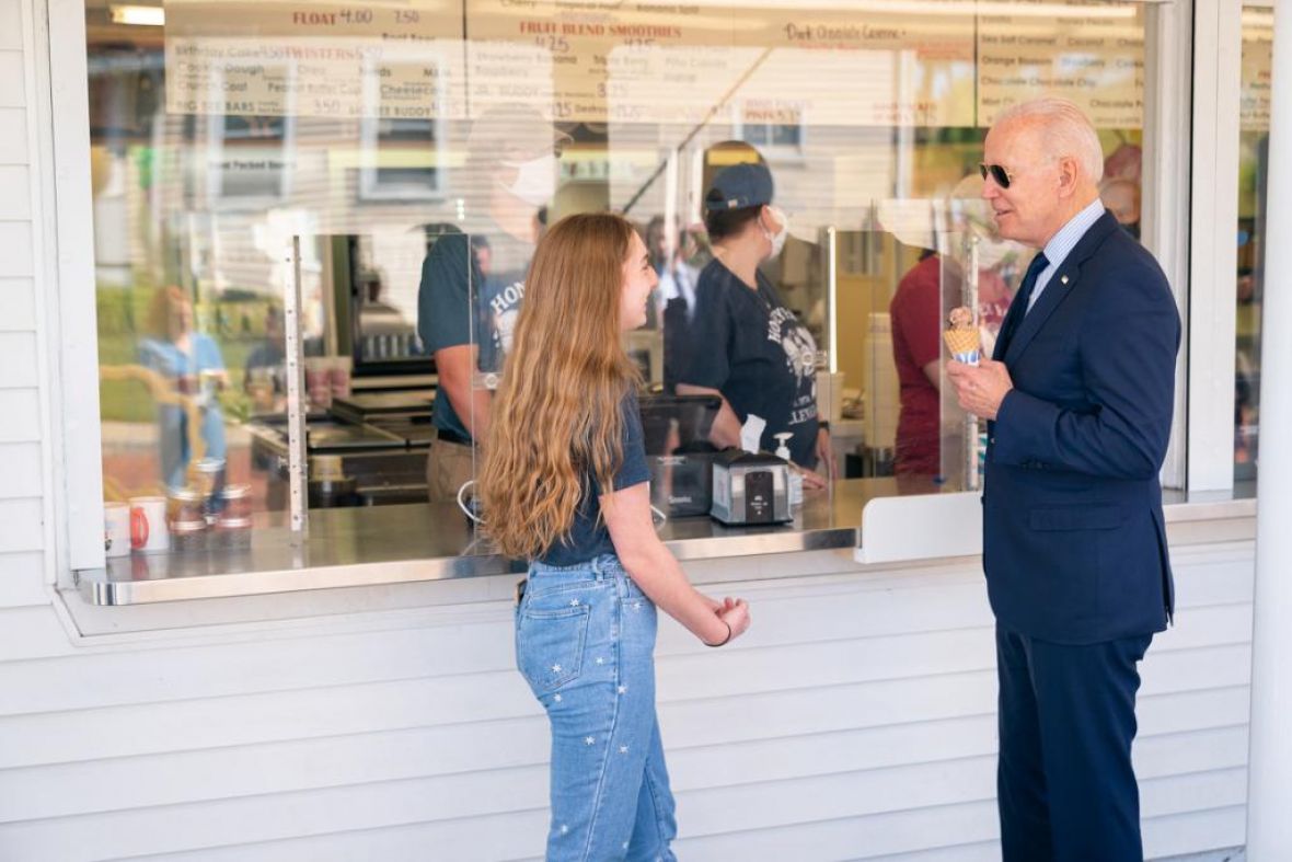 Foto: Twitter/Joe Biden u razgovoru s tinejdžerkom
