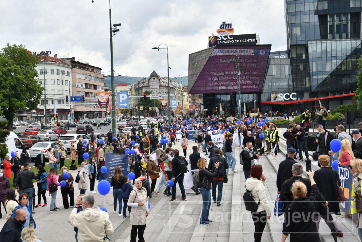 Građani ispred Parlamenta BiH  - undefined