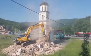 FOTO: Screenshot / Trenutak kada je srušena crkva iz avlije nane Fate Orlović