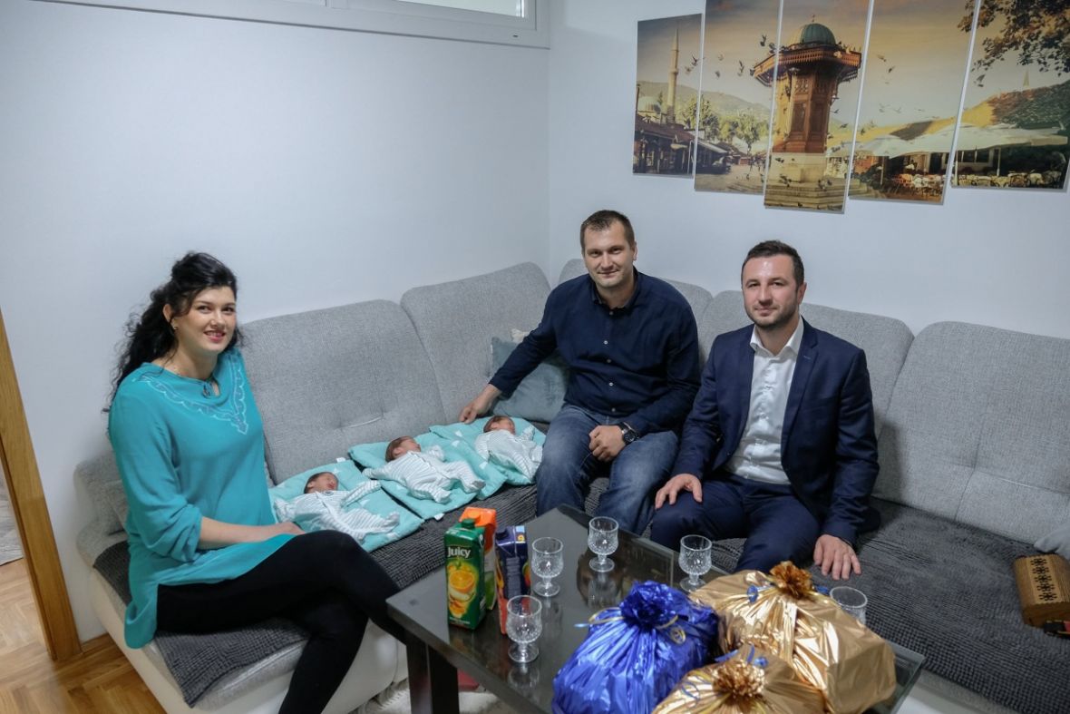 FOTO: Facebook/Efendić u posjeti porodici Bojić