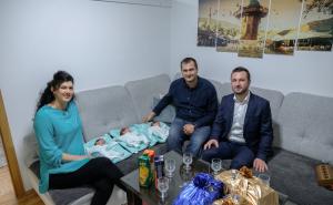 FOTO: Facebook / Efendić u posjeti porodici Bojić