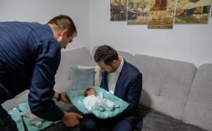 FOTO: Facebook / Efendić u posjeti porodici Bojić