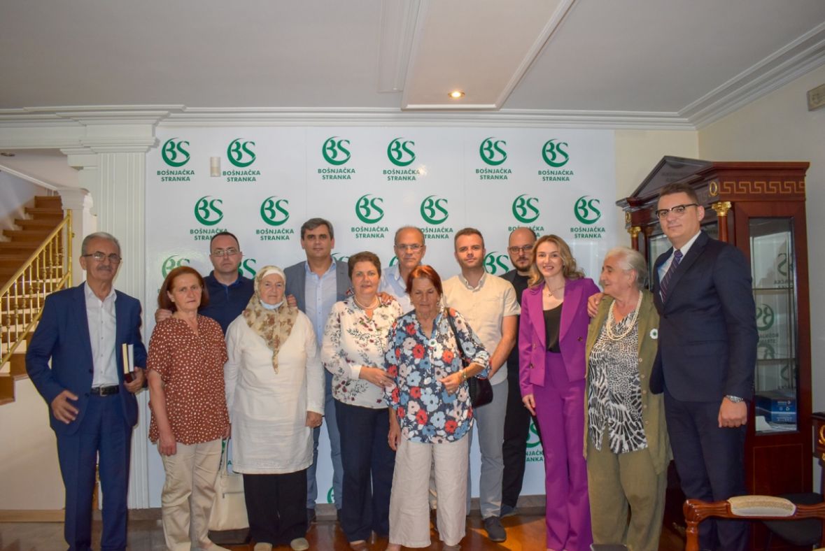 Twitter/Predstavnici Bošnjačke stranke s Majkama Srebrenice