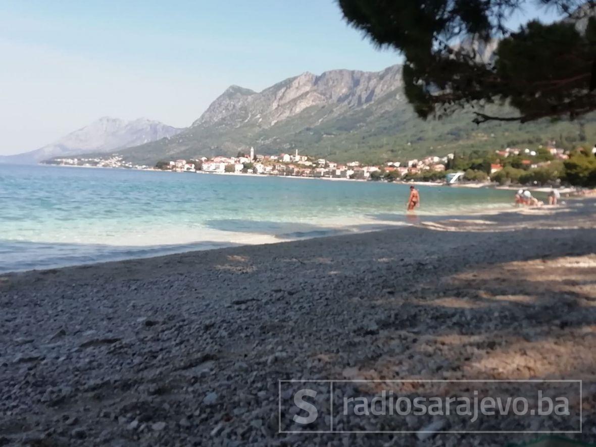 Foto: Radiosarajevo.ba/Gradac je pust, a plaže prazne, 20. juni 2021- 