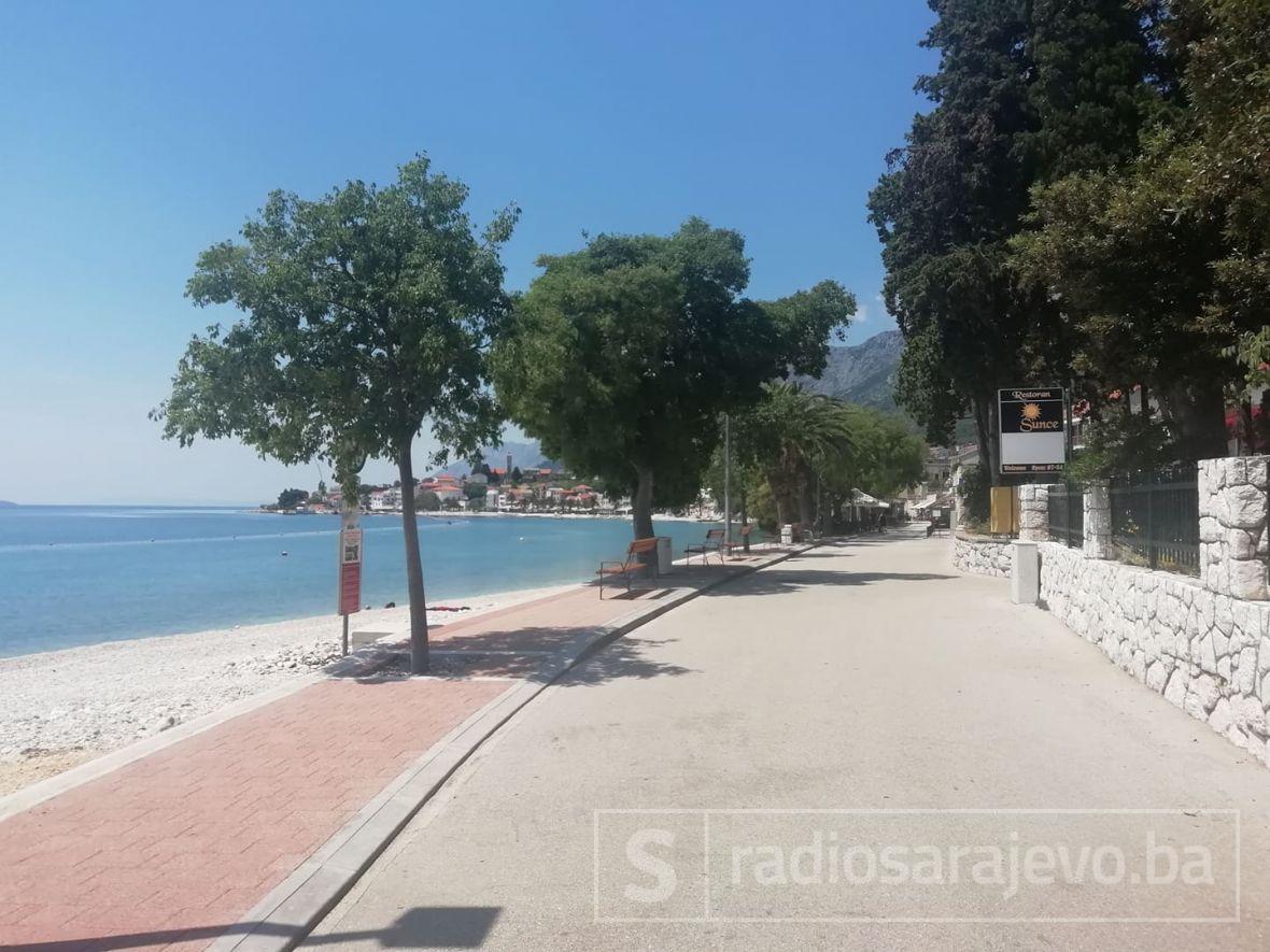 Foto: Radiosarajevo.ba/Gradac je pust, a plaže prazne, 20. juni 2021- 