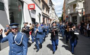 Foto: N. G. / Radiosarajevo.ba / Vojni orkestri SAD i BiH defilovali ulicama Sarajeva