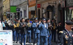 Foto: N. G. / Radiosarajevo.ba / Vojni orkestri SAD i BiH defilovali ulicama Sarajeva