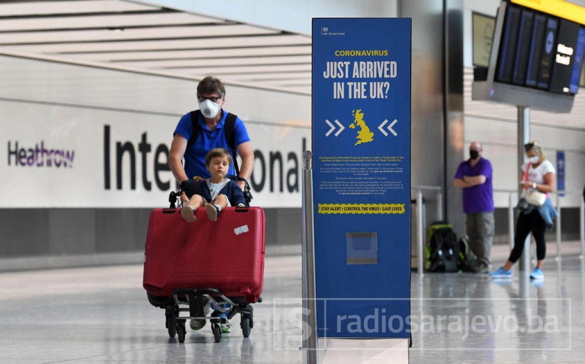 Foto: EPA-EFE/Britanski turisti na aerodromu 