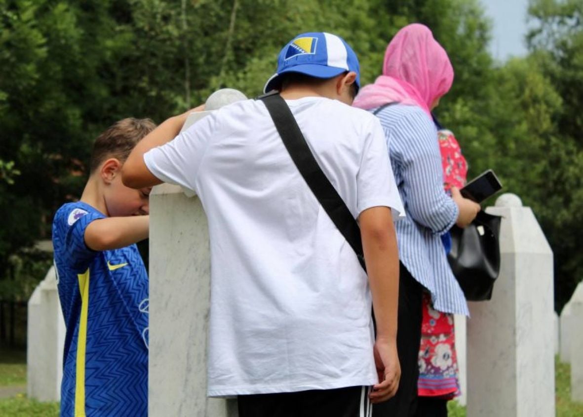 Foto: N1/Porodice žrtava stigle u Potočare