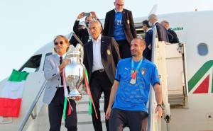 Foto: EPA-EFE / Italijani donijeli trofej u Rim, Chiellini poslao poruku navijačima 