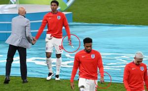 Foto: EPA-EFE / Englezi nisu željeli da nose srebrene medalje oko vrata 