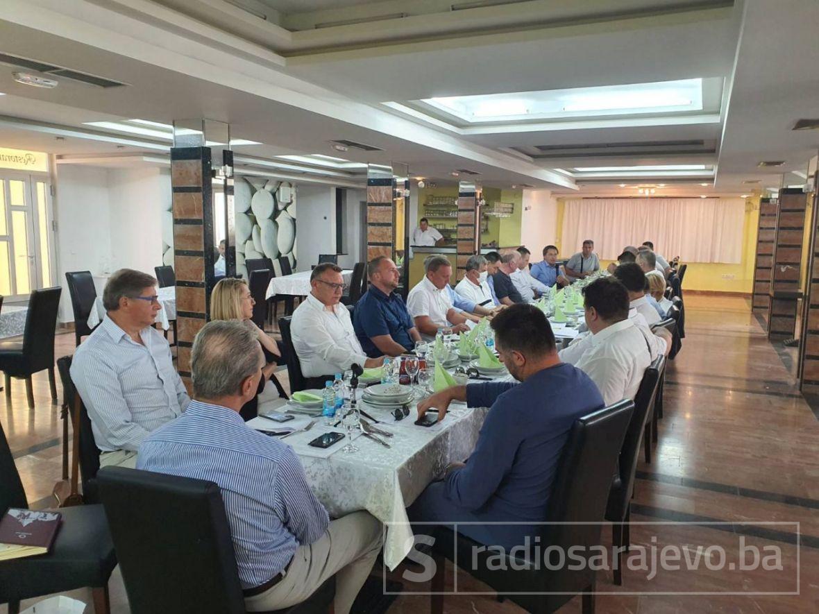 FOTO: Radiosarajevo.ba/Sastanak u Kozarcu