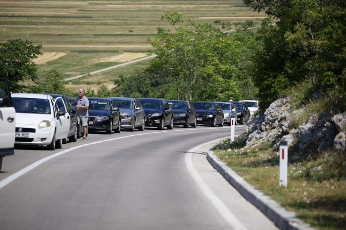 Foto: Haris Karamehmedović /Gužve na granici prema Crnoj Gori