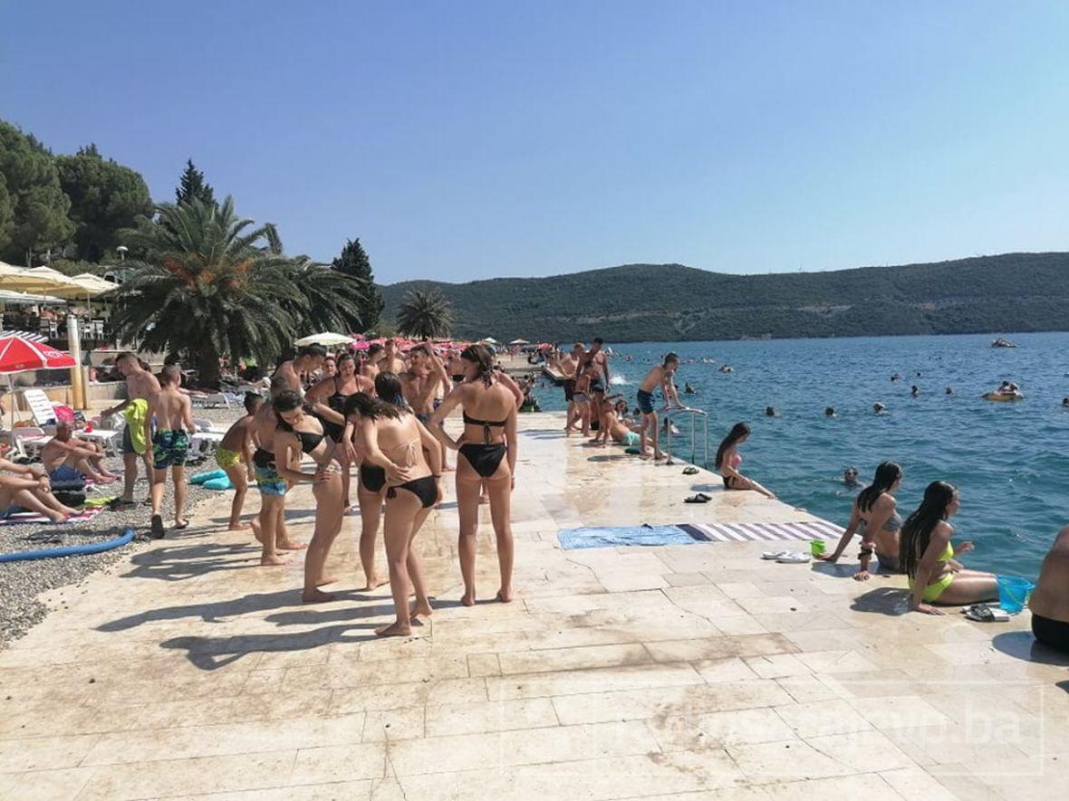 Neum pun turista koji uživaju uz Jadransko more - undefined