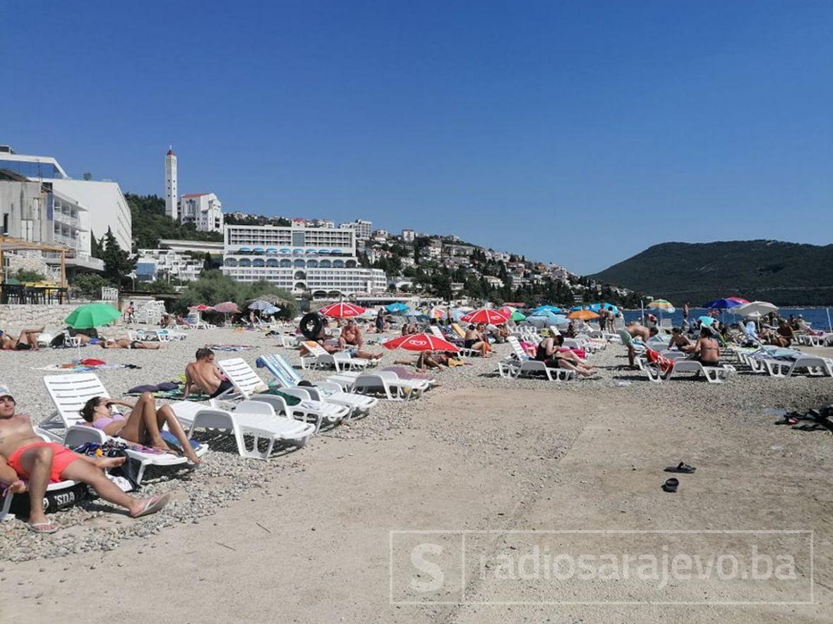Neum pun turista koji uživaju uz Jadransko more - undefined