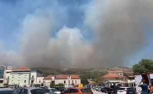 Foto: Facebook / Gradski radio Trogir / Brojni vatrogasci na terenu