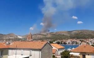Foto: Facebook / Gradski radio Trogir / Brojni vatrogasci na terenu