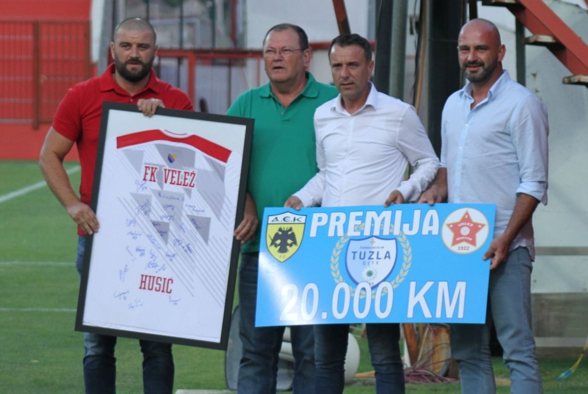 Foto: FK Velež Facebook/Tuza City ispunila obećanje i Veležu uručila nagradu od 20.000 KM