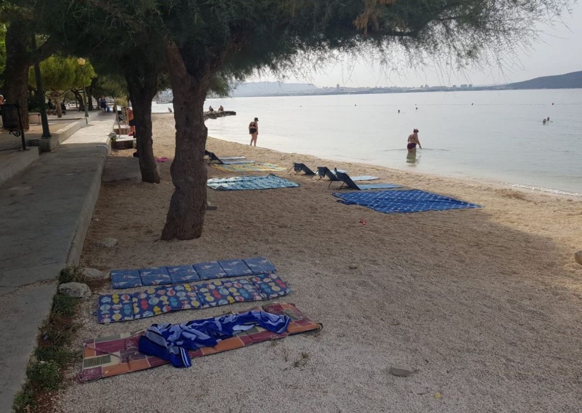 Pogledajte kako su na plaži u Hrvatskoj osigurali mjesto u hladu - undefined