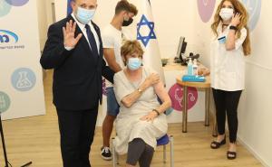 Foto: EPA-EPE / Imunizacija u Izraelu trećom dozom: Premijer Bennett s majkom koja se vakciniše