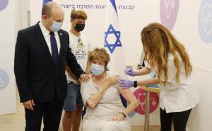 Foto: EPA-EPE / Imunizacija u Izraelu trećom dozom: Premijer Bennett s majkom koja se vakciniše