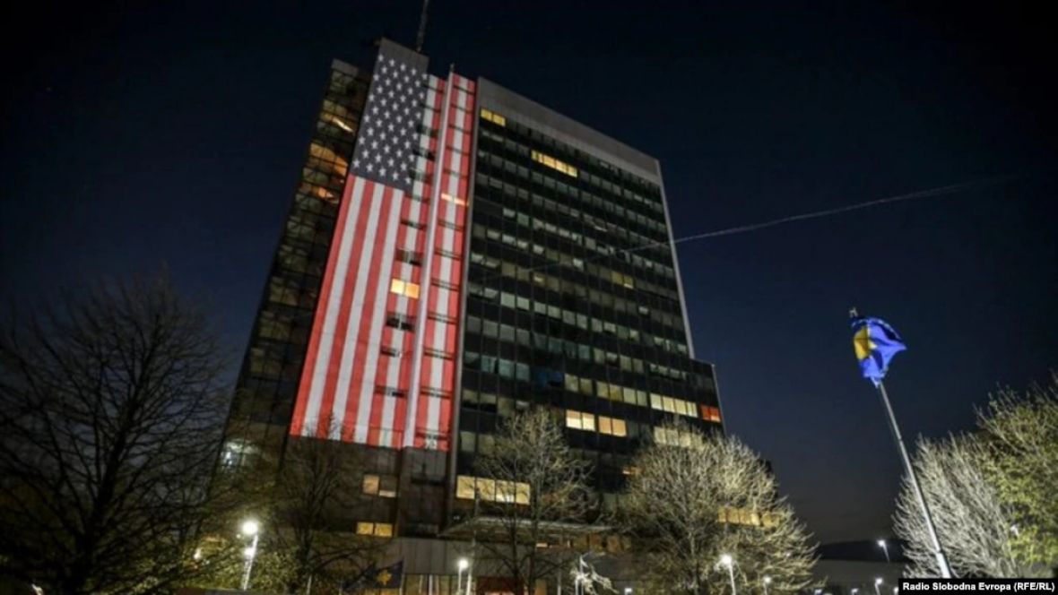 Foto: Radio Slobodna Evropa/Zgrada Vlade Kosova u bojama zastave Sjedinjenih Američkih Država, aprila 2020.