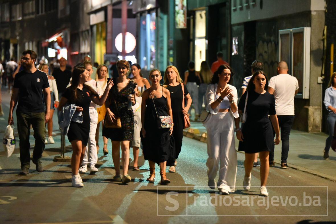 Noćni život u Sarajevu: Festivalska ulica u centru grada... - undefined