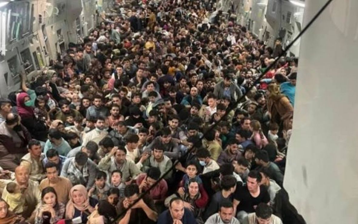 FOTO: Facebook/Američki avion za transport prevozi nekoliko stotina Afganistanaca 