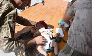 FOTO: EPA / Turski vojnici nahranili bebu koja je u gužvi odvojena od majke u Kabulu 