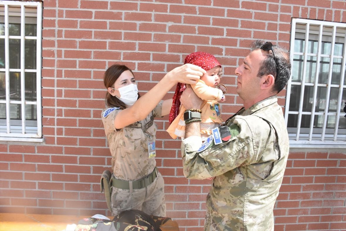 Turski vojnici nahranili bebu koja je u gužvi odvojena od majke u Kabulu  - undefined