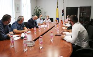 Foto: Vlada KS / Adnan Šteta na sastanku s izvođačima radova i nadzora