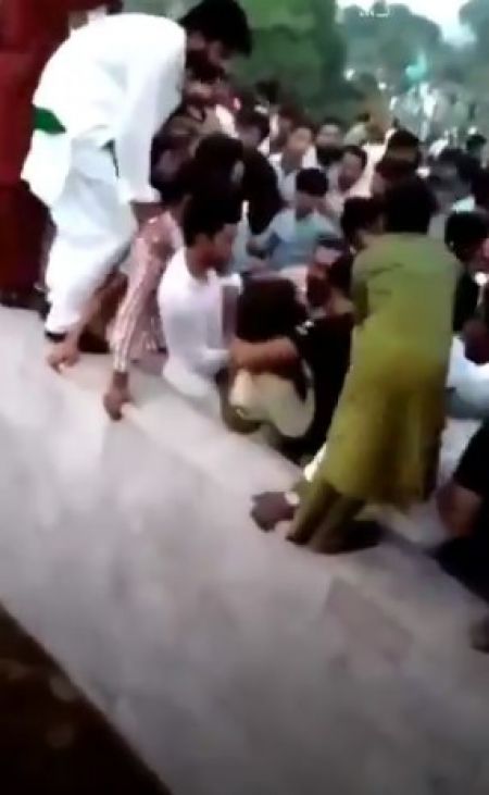 Foto: Twitter/Muškarci zlostavljali ženu u Pakistanu 