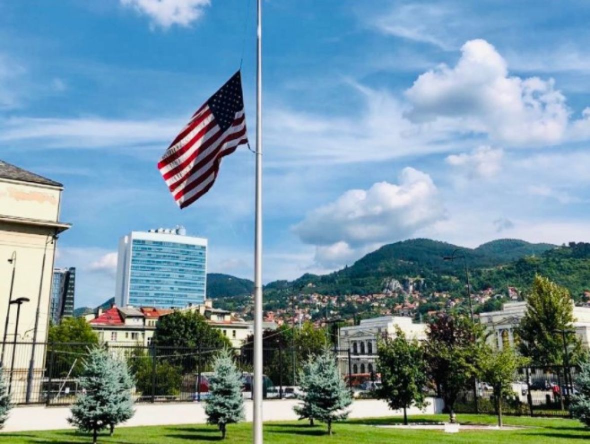 Twitter/Ambasada SAD spustila zastavu na pola koplja