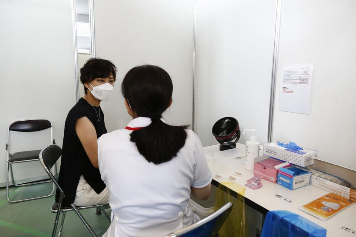 Foto: EPA-EFE/Strana tvar otkrivena je u Moderna vakcinama protiv virusa COVID-19 u Japanu 