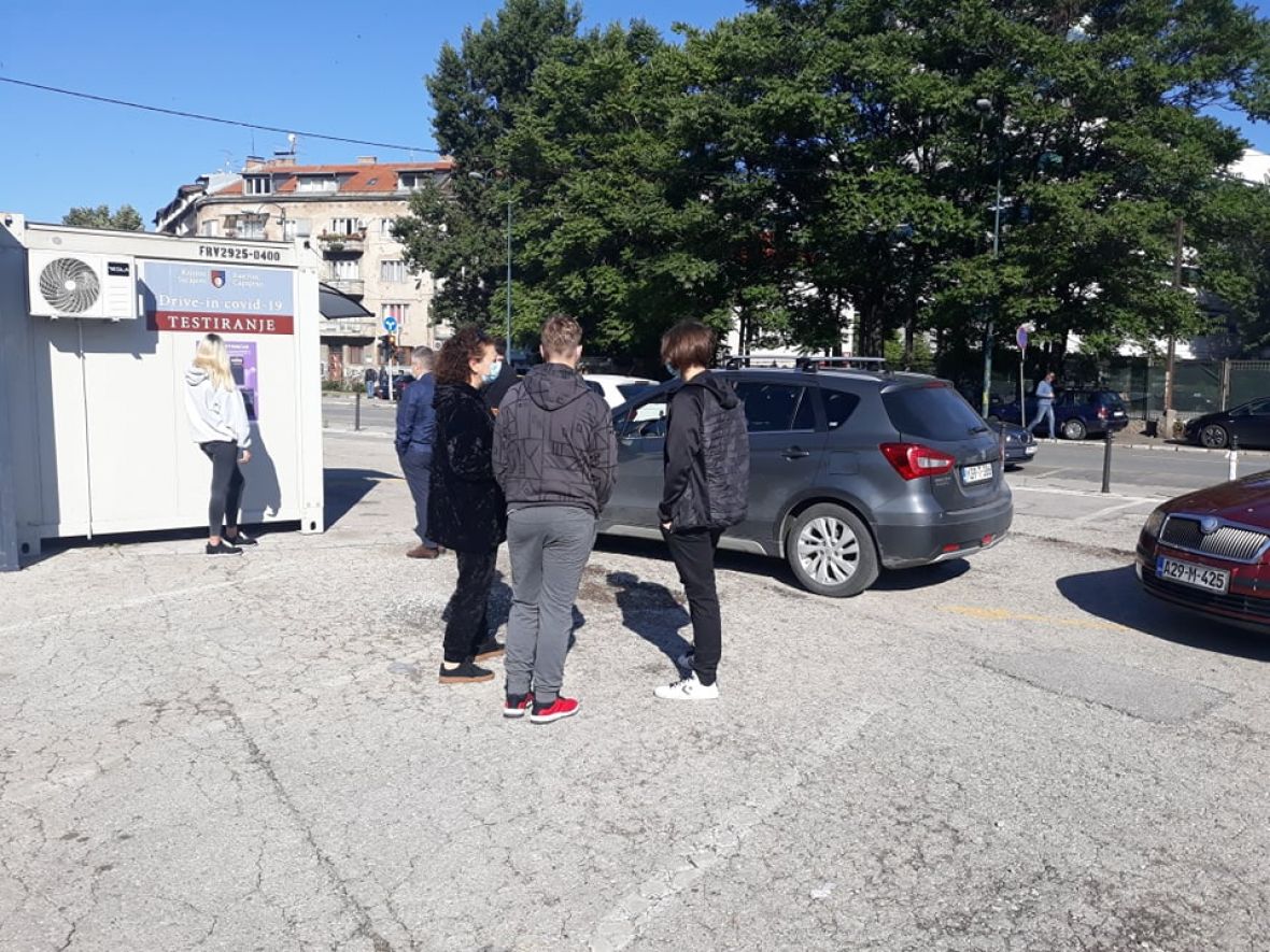 Drive-in u Sarajevu postao walk-in punkt za testiranje - undefined