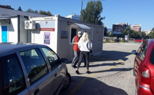 Foto: TV Sarajevo / Drive-in u Sarajevu postao walk-in punkt za testiranje