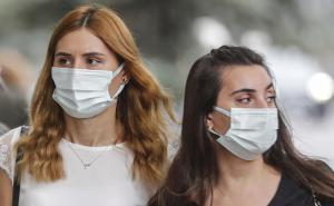 Foto: EPA-EFE / Zaštitne maske i dalje su koristan dodatak