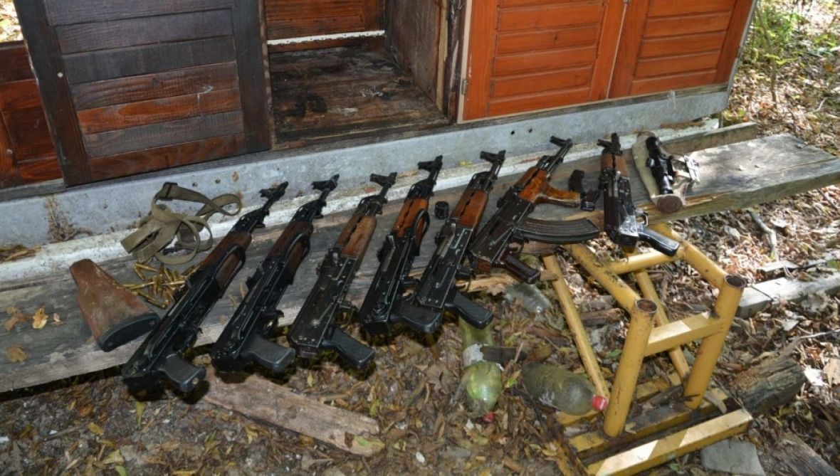 Foto: PU Gradiška/Zaplijena oružja i opreme za uzgoj droge