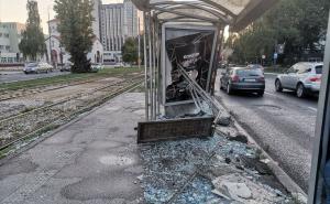 Foto: I. S. / Radiosarajevo.ba / Nakon saobraćajne nesreće, devastirano tramvajsko stajalište na Pofalićima