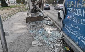 Foto: I. S. / Radiosarajevo.ba / Nakon saobraćajne nesreće, devastirano tramvajsko stajalište na Pofalićima