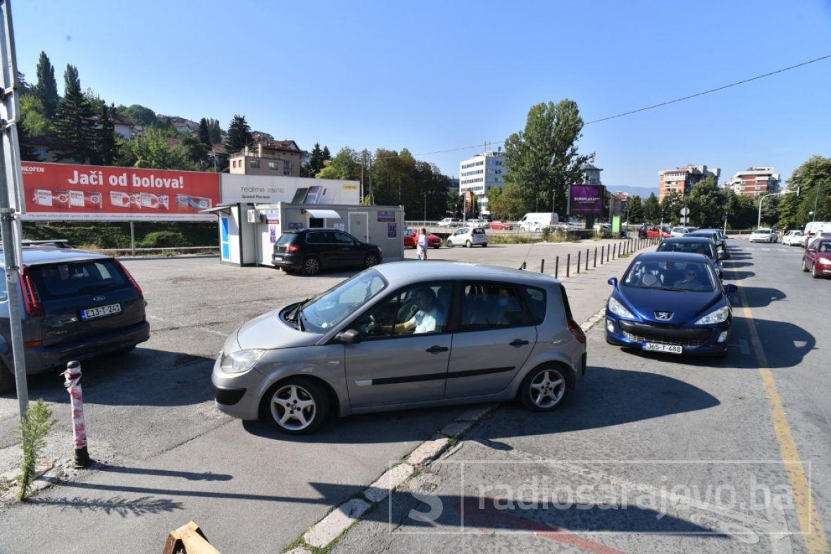 Foto: A.K./Radiosarajevo.ba/Gužve na drive-in punktu Marijin dvor 