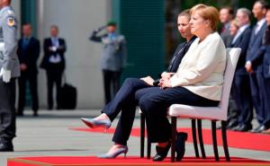 Foto: AFP / Merkel i Frederiksen u Berlinu 2019. sjedile na intoniranju himne