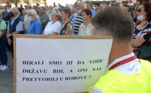 Foto: Tuzlalive.ba / Penzioneri protestvovali u Tuzli
