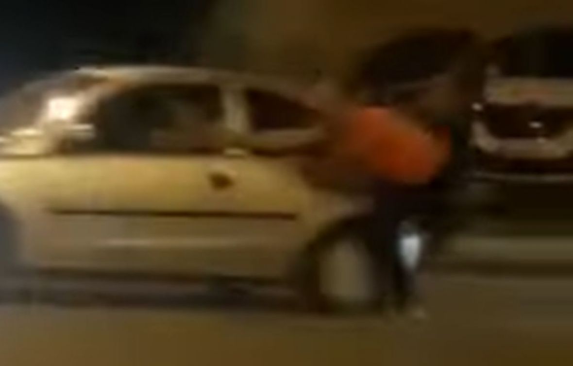 FOTO: Screenshot/Pravi haos u bh. gradu: Uhvatio pješaka za ruku i vukao ga u automobilu 