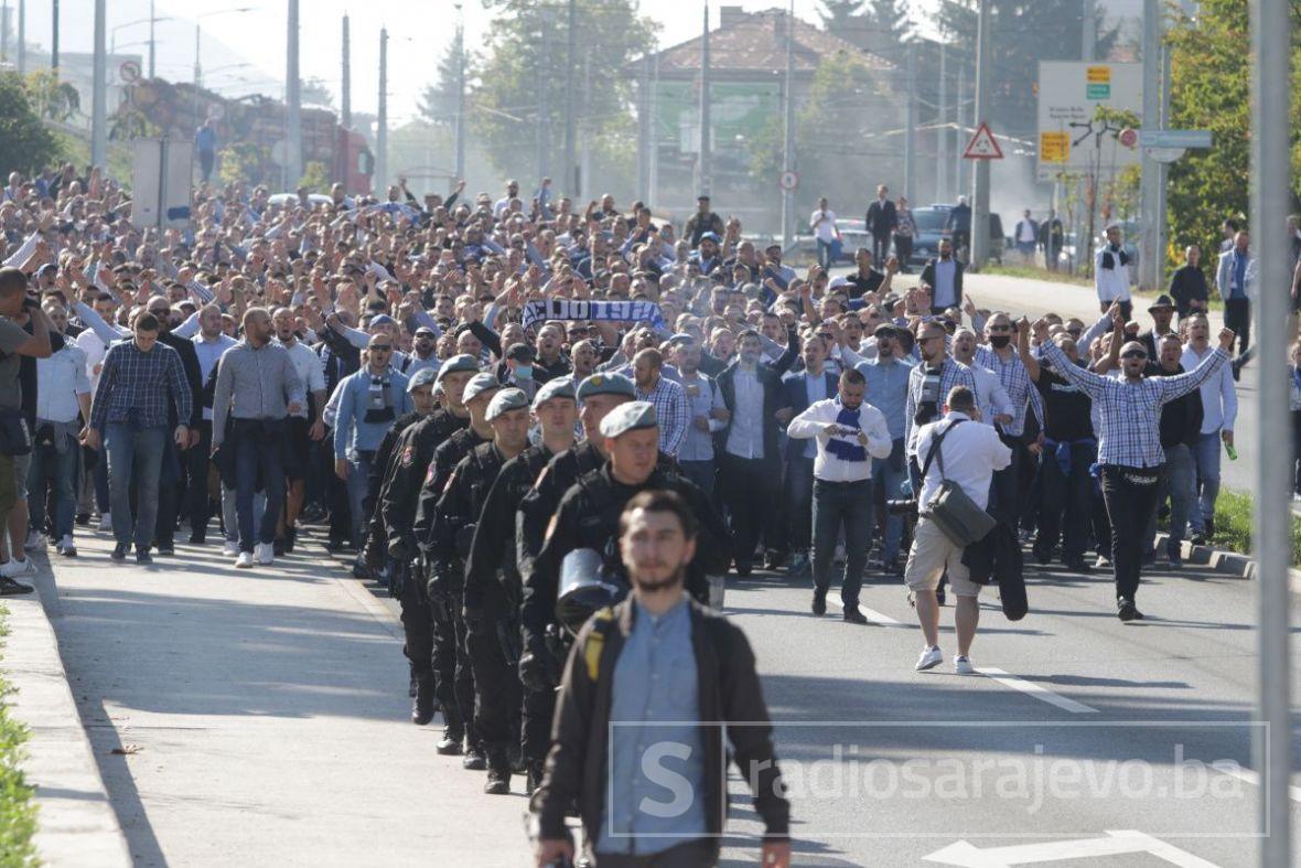 Foto: Dž. Kriještorac/Radiosarajevo.ba/Manijaci u korteu krenuli prema Grbavici 