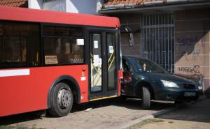 Foto: Nova.rs / Jezive scene ulaska autobusa u dječije igralište u Zemunu