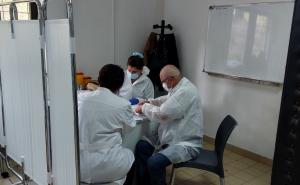 Foto: Vlada KS-a / Vakcinacija migranata u prihvatnom centru Ušivak