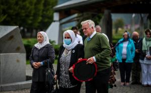 Foto: Memorijalni centar Srebrenica / Visoka delegacija UK Velike Britanije i Sjeverne Irske posjetila Srebrenicu