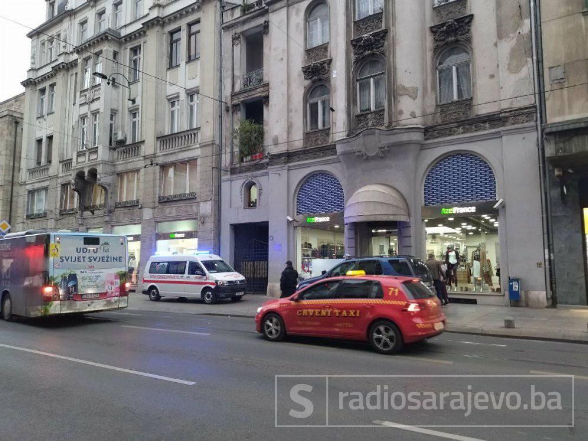Dva vozila MUP-a KS i Hitna pomoć u Titovoj ulici - undefined